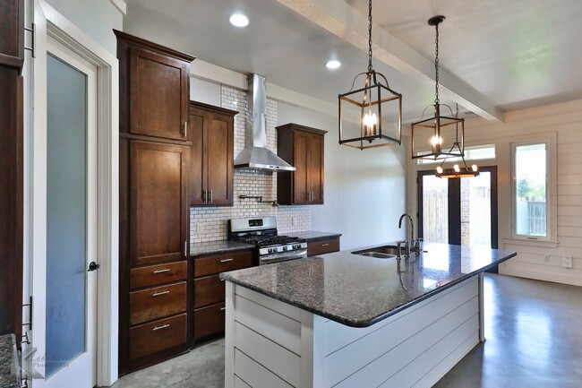 Building Photo - 3/2/2 duplex!  NEWLY UPDATED!