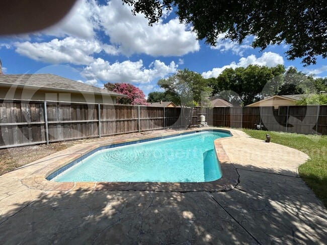 Building Photo - 608 High Meadow Dr