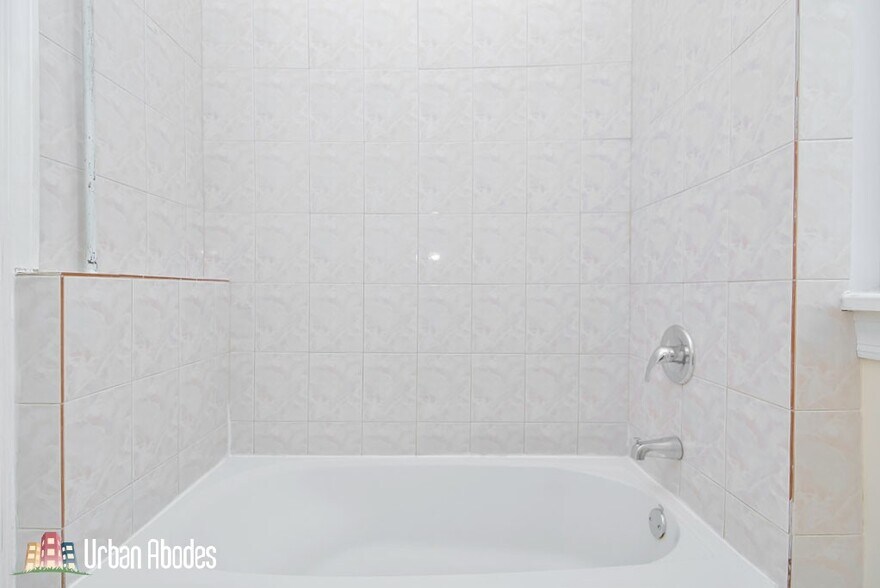 Building Photo - 2145 W Chicago Ave