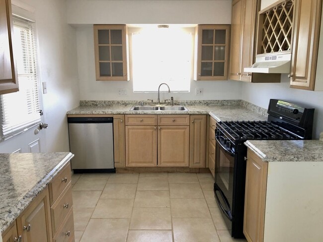 Building Photo - Cute 3 Bedroom Home on Large Fully Fenced Lot!