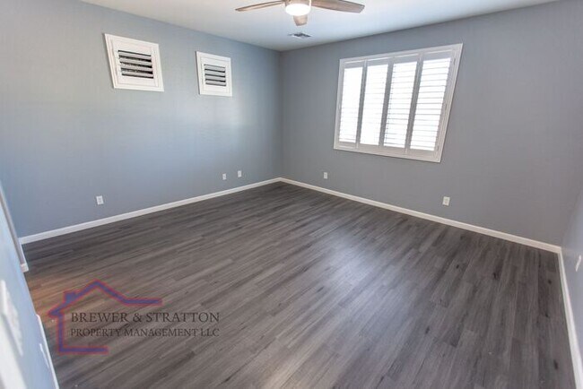 Building Photo - 391 S 163rd Dr - 4BR, 2BA - Sarival/Van Buren