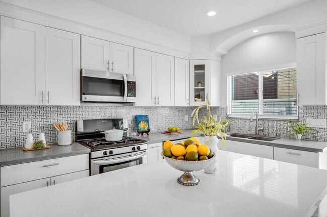 Building Photo - ***Gorgeous 5 bedroom, 3 bath Home in Imperial Beach