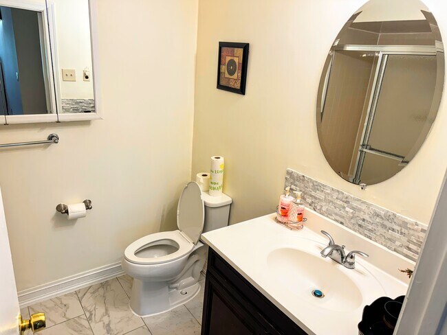 Building Photo - 208 Green Hollow Dr