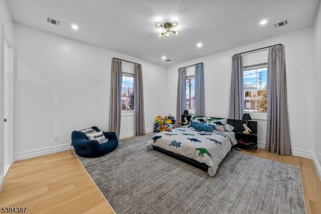 Building Photo - 472 High St