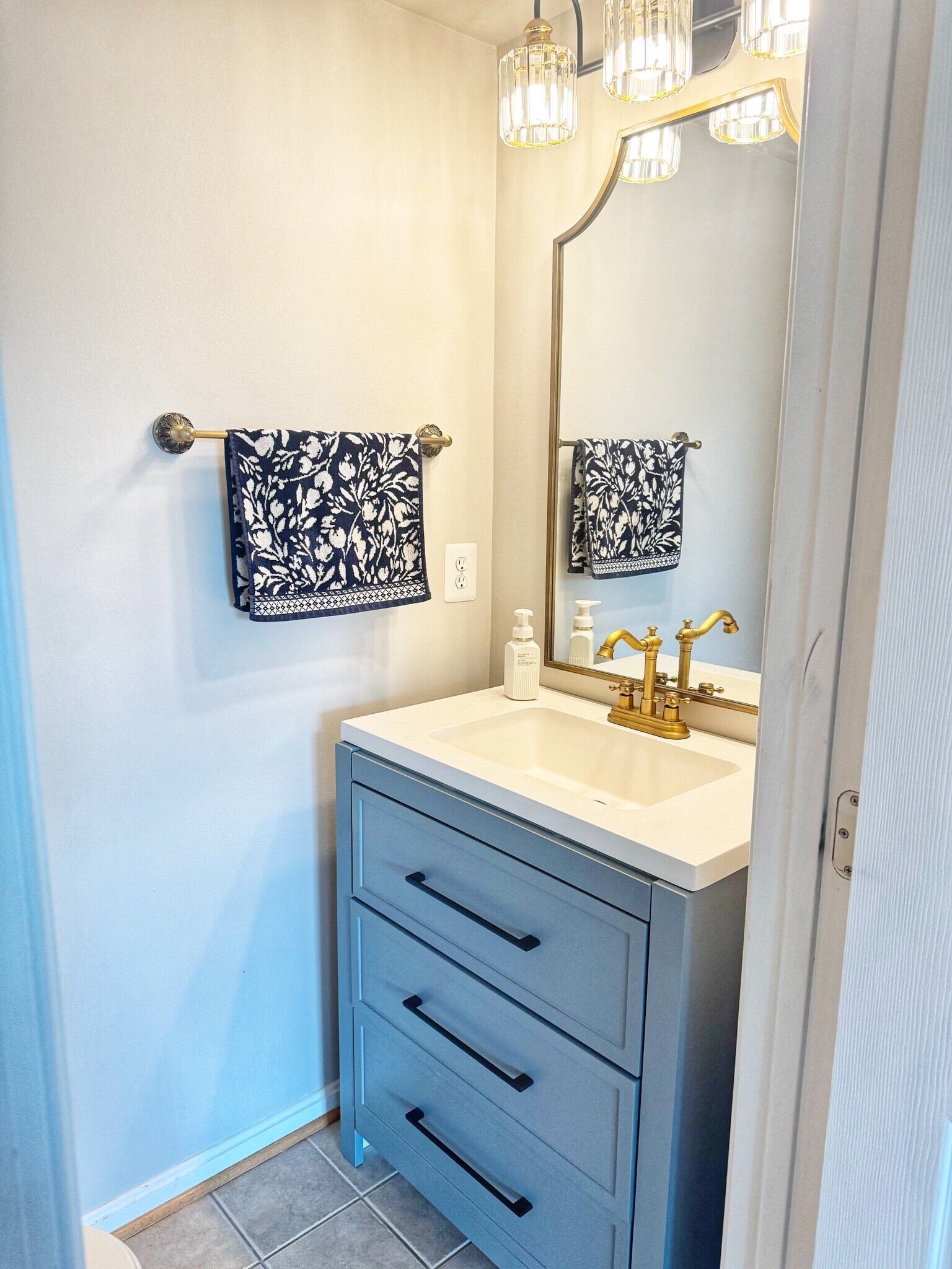 Powdered bathroom on main level - 22795 Settlers Trail Ter