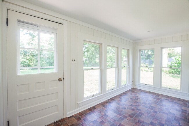 Building Photo - 812 Floral Ave