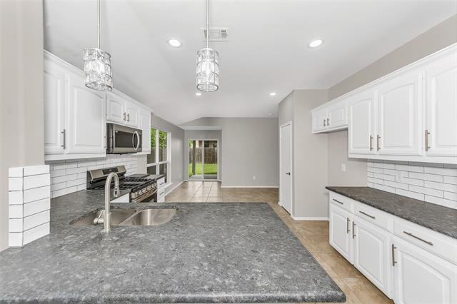 Building Photo - 2201 Sweetwood Dr