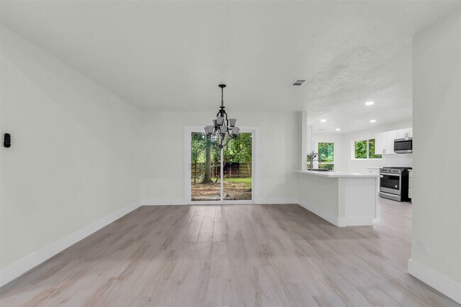 Building Photo - 1602 Pine Oak Dr