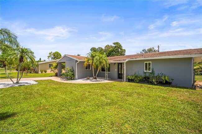 Building Photo - 2210 Parkview Dr