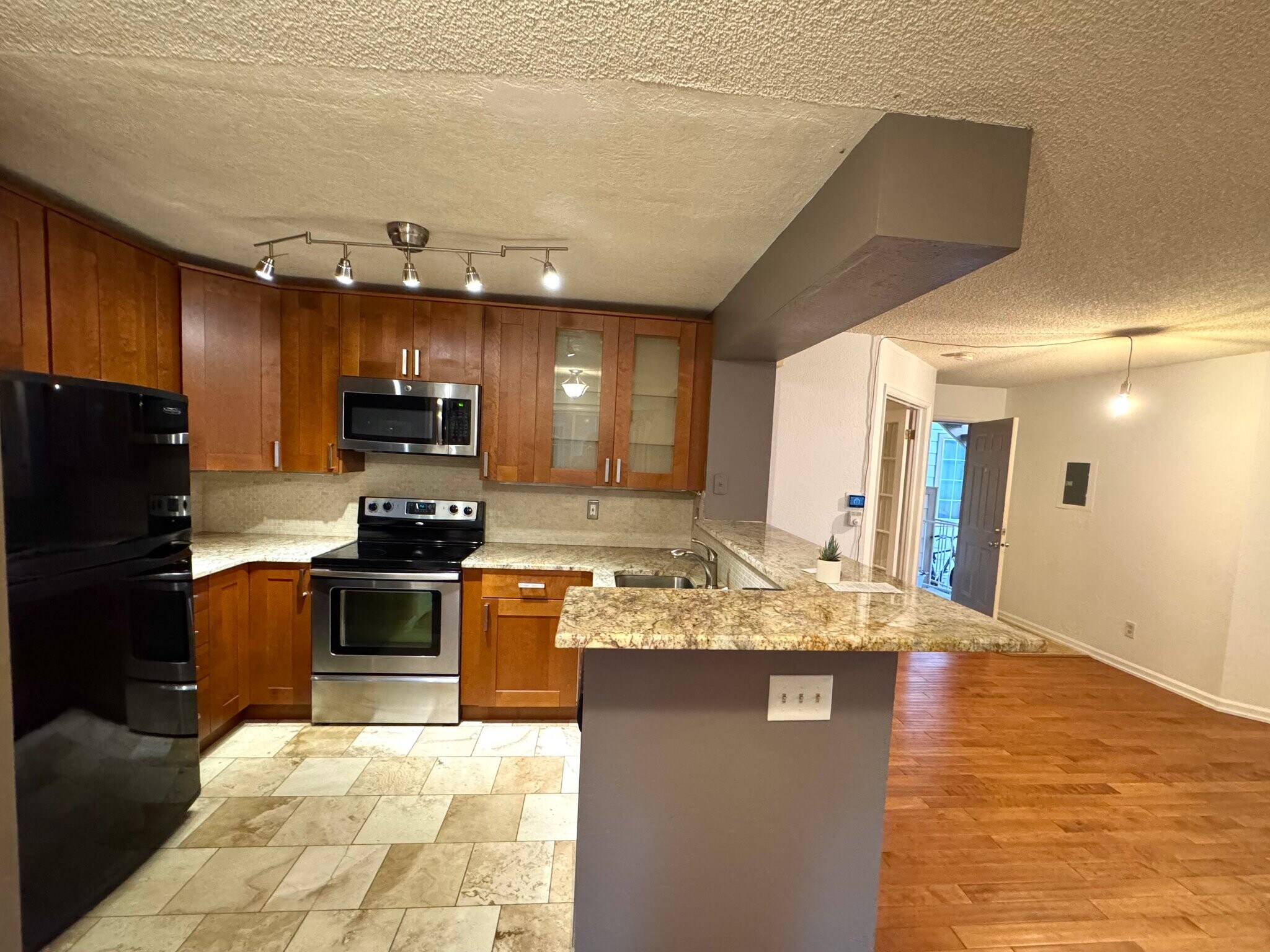 Building Photo - 6048 Gunbarrel Ave
