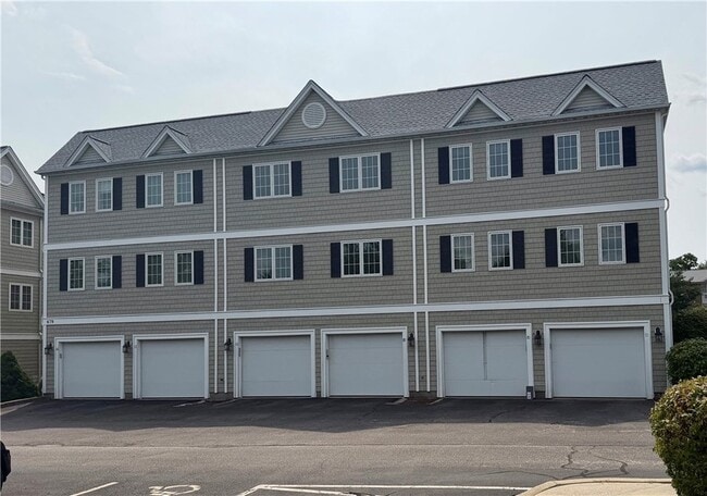 Building Photo - 679 Metacom Ave