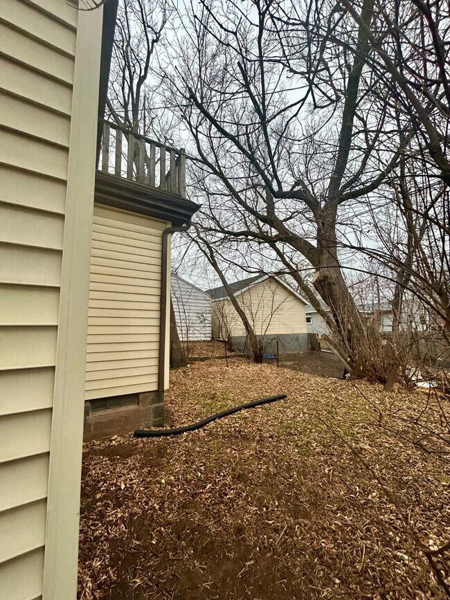 Building Photo - 906 North 6th Ave E