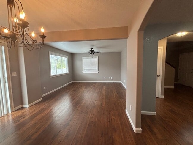 Building Photo - 4 Bedroom 3.5 Bath Townhome in Saddle Ridg...