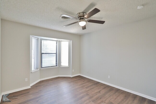 Building Photo - 4350 Bluebonnet Ct