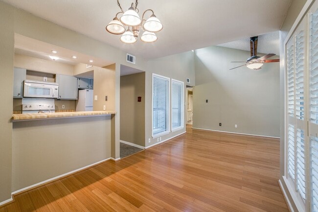 Building Photo - 2 Bedroom/2 Bath Woodmont Townhomes