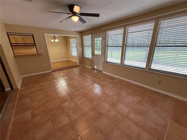 Building Photo - 525 Lakeview Dr