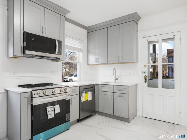 Building Photo - 27 5th St