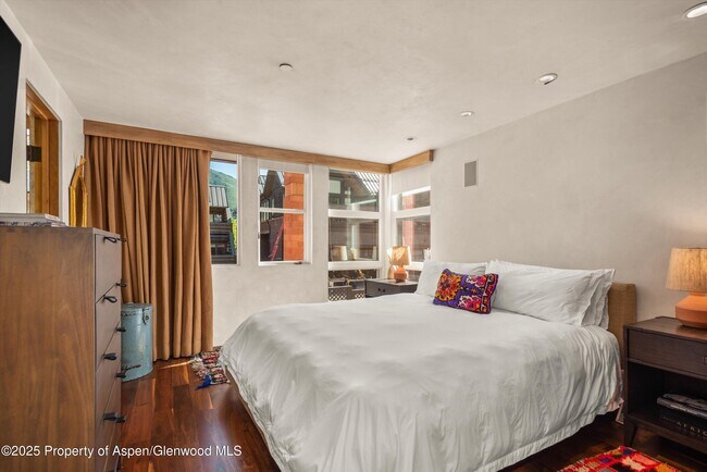 Building Photo - 706 E Hyman Ave