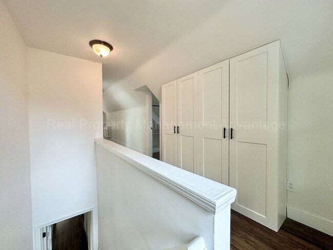 Building Photo - Charming Royal Oak 3-Bed with Sunroom, Dec...