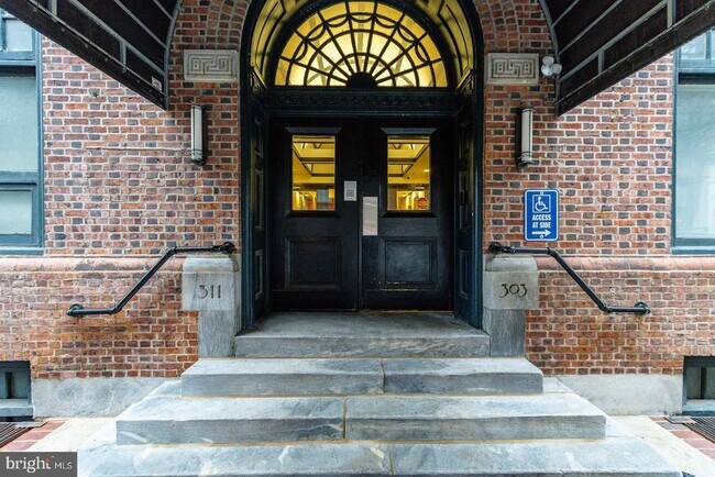 Building Photo - 303 Vine St