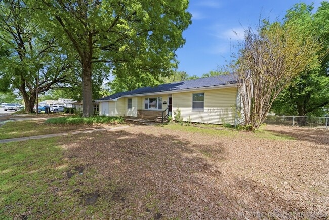 Building Photo - 805 S Cedar St