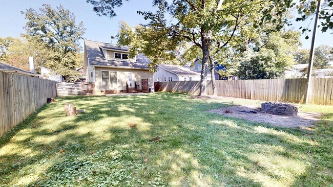 Building Photo - 2213 Roslyn Ave