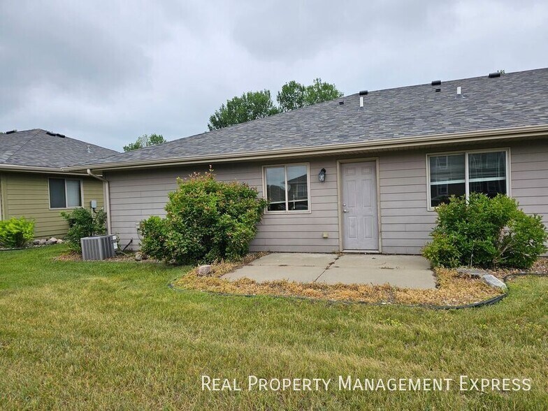 Building Photo - Spacious 3-bedroom, 1-bathroom Townhome With Attached Garage