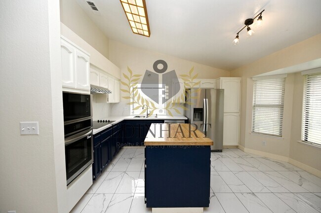 Building Photo - 6447 N Vagedes Ave