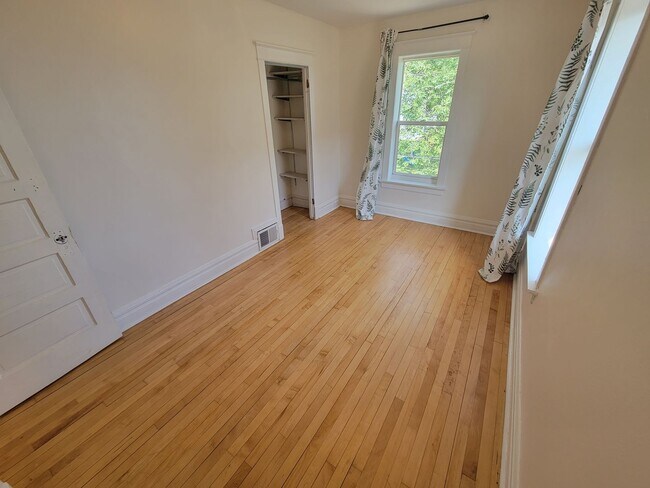 Building Photo - AVAILABLE October 1st! - 3 BED 1 BATH Home!