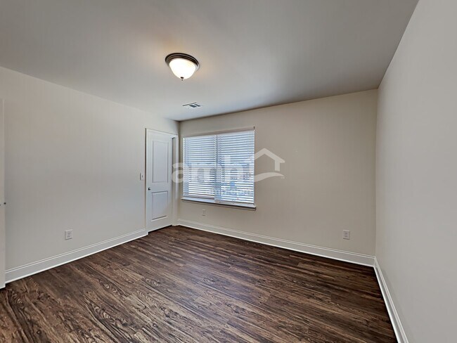 Building Photo - 5120 Valley Dr