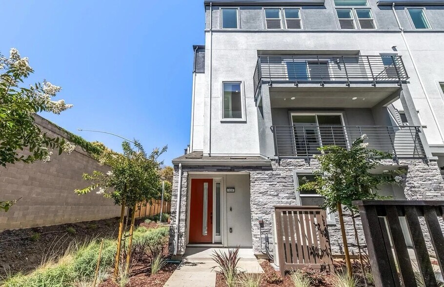 Building Photo - 818 Redberry Way