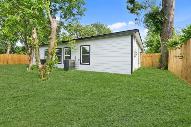 Building Photo - 5941 Southlea St