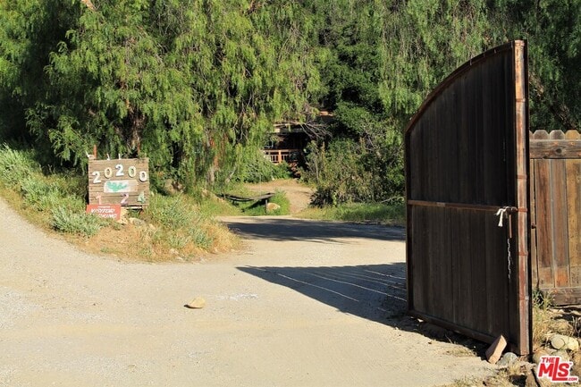 Building Photo - 20200 Paradise Ln