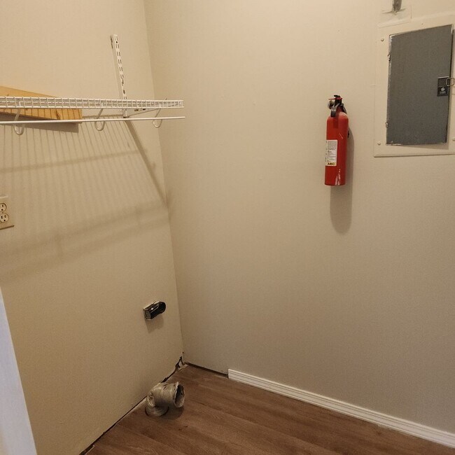 Building Photo - 3 Bedroom, 1.5 Bath Rancher in Established...