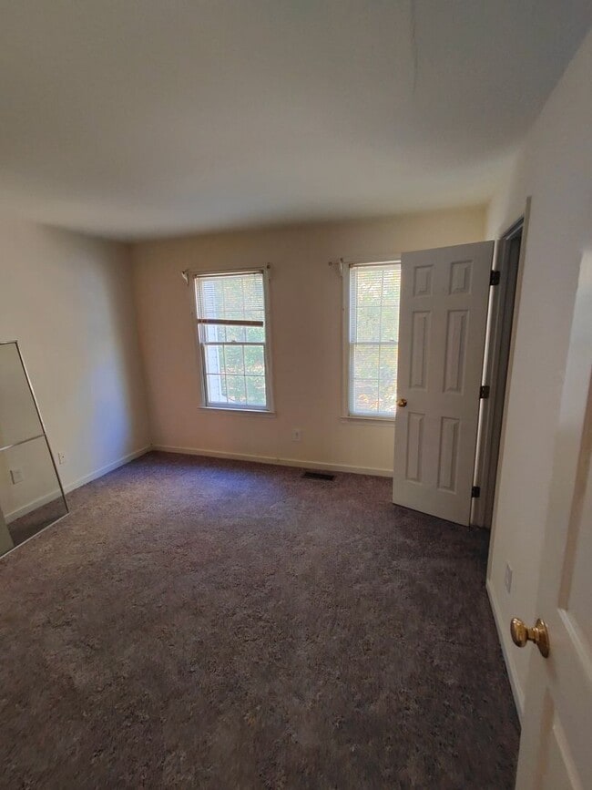Building Photo - 2 BR/ 2.5 BA Two Bedroom Townhouse in the West End.