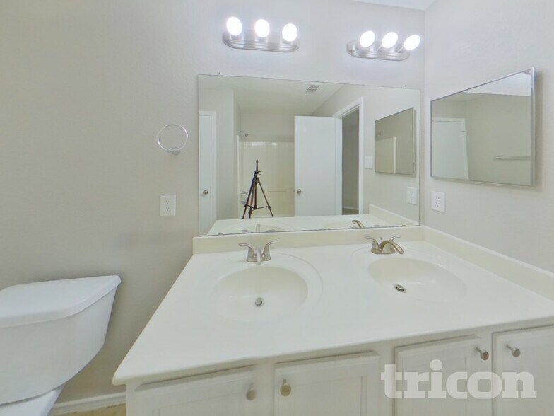 Building Photo - 2983 Celian Dr