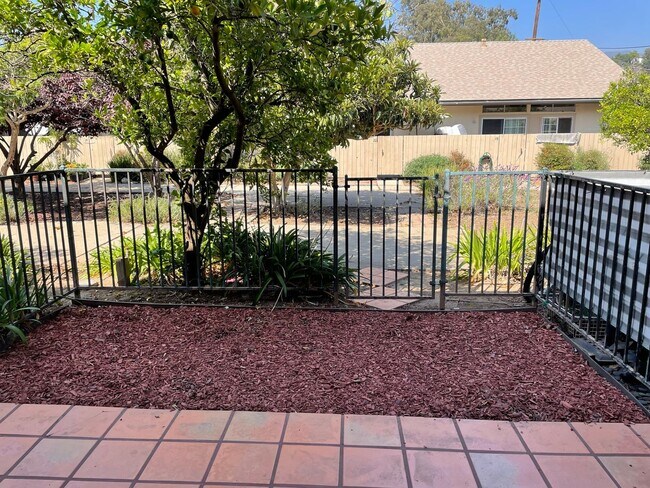 Building Photo - Bright 2 Bedroom Unit with Patio