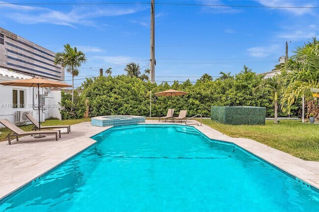 Building Photo - 703 NE 7th St