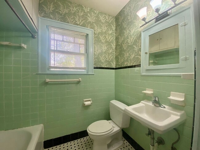 Building Photo - Prelease for August!  Close to Campus!  2800 Dancy.