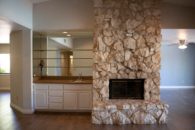 Building Photo - 40588 Clover Ln