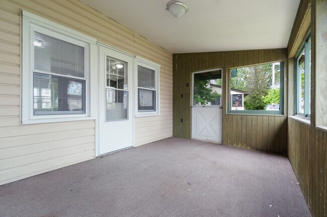 Building Photo - 2BR Townhouse in Midland, PA!!