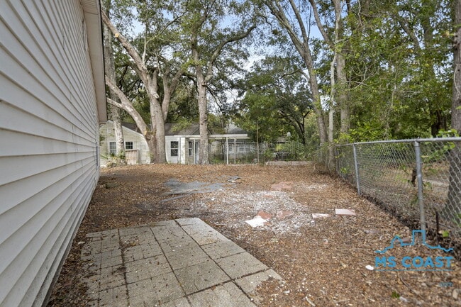 Building Photo - 340 Hiller Dr