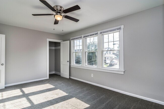 Building Photo - Stunning 3 bedroom home in Brookline available July 10!
