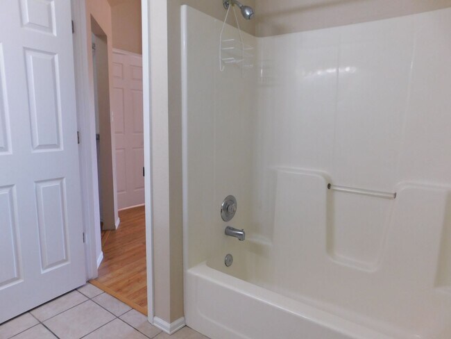 Building Photo - Easy Living in Clifton