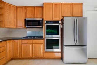 Building Photo - Large Oakland Hills Home With Large Garage/Yard +Laundry Hook-Ups!