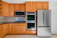 Building Photo - Large Oakland Hills Home With Large Garage/Yard +Laundry Hook-Ups!