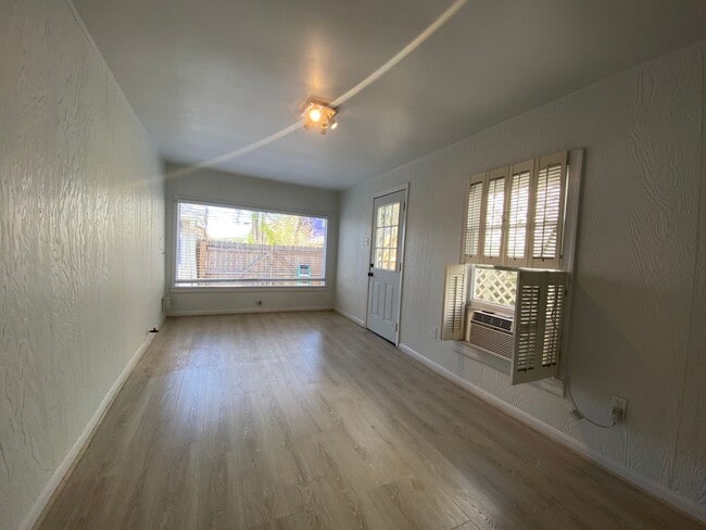 Building Photo - 8th