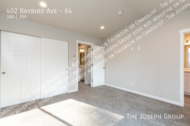 Building Photo - 402 Raybird Ave