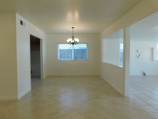 Building Photo - Spacious 5 Bed, 2 Bath one story house in the city of Orange.