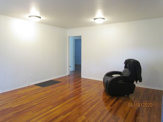 Building Photo - Roommate Needed for 3 Bed Home Close to Bo...